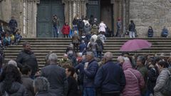 Grupos de turistas se acumulaban este sbado en el entorno de la catedral de Santiago.