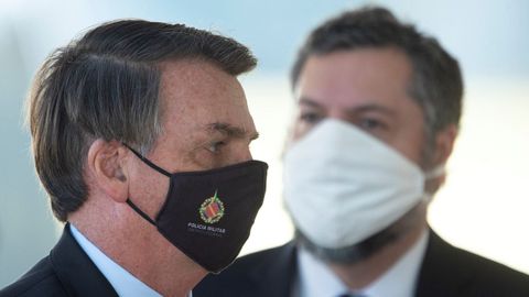 El presidente de Brasil, Jair Bolsonaro , y su canciller, Ernesto Arajo , usan mascarilla durante una rueda de prensa ayer jueves, frente al Palcio do Alvorada, en Brasilia, la capital del pas