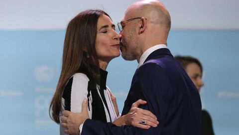 El presidente saliente de la COP, Michal Kurtyka (d), pasa el relevo a su sucesora, la ministra de Medio Ambiente de Chile, Carolina Schmidt (i), durante la ceremonia de apertura de la 25 Conferencia de las Partes del Convenio Marco de Naciones Unidas sobre Cambio Climático (COP)