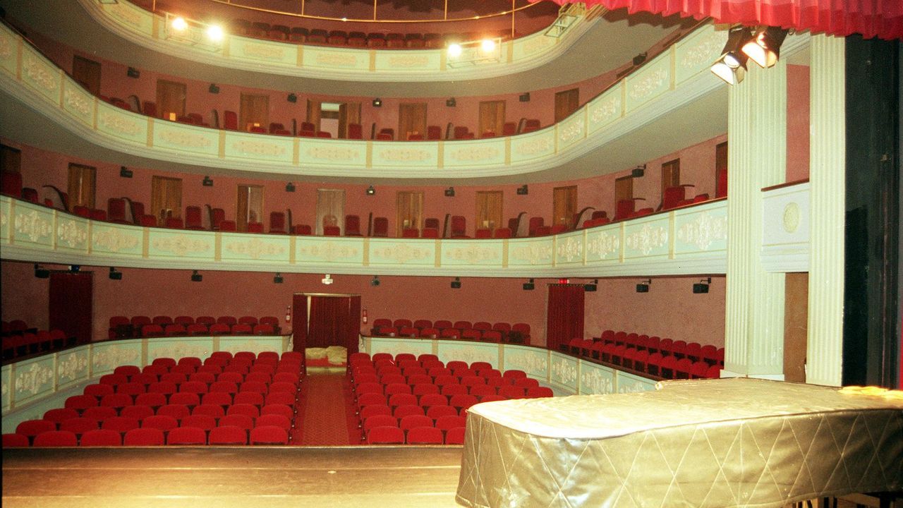 Los oficios tradicionales protagonizan la Festa Etnogr�fica de Lo�o�.Instalaciones del reformado Teatro Principal en 1990