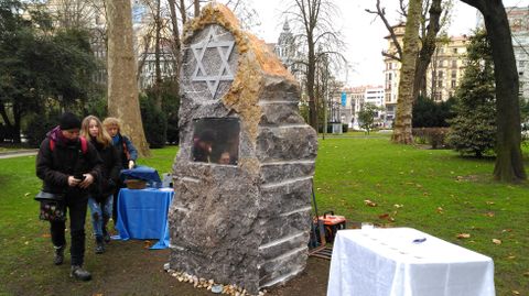 El monolito de homenaje a las víctimas del Holocausto en Oviedo