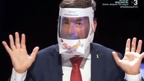 Joan Canadell, nmero dos de la lista de Puigdemont, presentando en TV3 su mascarilla 100% catalana