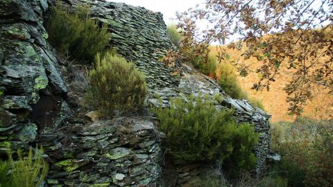 Entre os numerosos castros da Serra do Courel relacionados coas minas da poca romana, o de Vilar destaca polas sas imponentes construcins defensivas