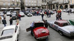 Imagen de archivo de los coches clásicos en la plaza Mayor de Ourense.