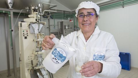 Mara Pilar Barrign es la esposa de Jos Manuel Surez y una de las principales responsables de la calidad del proceso de pasteurizacin. En est granja de unas 40 vacas tambin buscan que los partos sean en verano, que es cuando ms venden, porque, curiosamente, cuando llegan los turistas la demanda se dispara