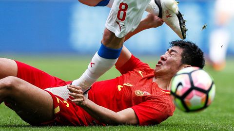 El jugador checo Vladimir Darida pisa a Liu Yiming durante la China Cup