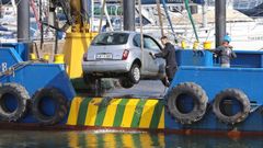 Retiran sumergido, debajo del pantalán el coche del hombre que perdió la vida al precipitarse al mar con su vehículo en el puerto de Portonovo