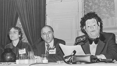 De izquierda a derecha: Barbara Gittings, Frank Kameny, y el psiquiatra John Fryer (doctor Henry Anónimo) en la convención nacional de la American Psychiatric Association (APA) en Dallas (Estados Unidos).