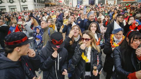 Cientos de personas celebran con gominolas en la Puerta del Sol de Madrid las preúvas de Fin de Año