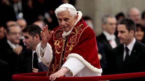 El cardenal Ratzinger haba repetido sucesivas veces que le gustara retirarse a una aldea bvara y dedicarse a escribir libros