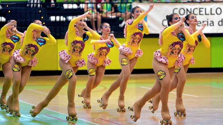 Los grupos show brillan en el parqué de Navia