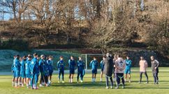 Los jugadores del Real Oviedo escuchan a Guillermo Almada antes de empezar el entrenamiento