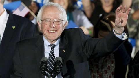 Sanders sonre tras conocer su victoria