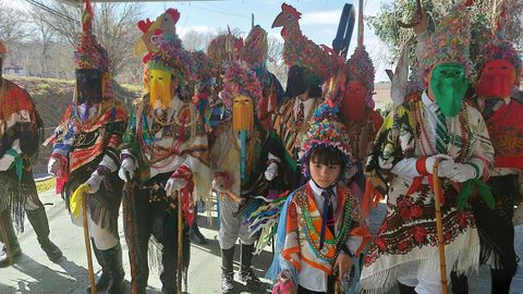 Domingo de carnaval en la provincia de Ourense. Los galos de A Mezquita (A Merca) salieron a recibir a los feligreses en la iglesia de san Pedro.