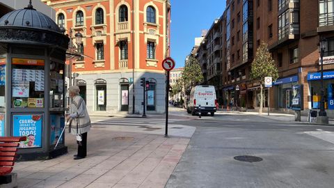 Una mujer compra loter�a en un puesto, en Oviedo, durante el primer d�a laboral de la nueva normalidad