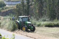 Un tractor, equipado con una destrozadora, en el monte Alfeir�n