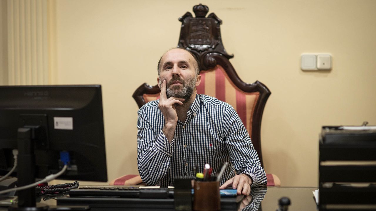 10 minutos con Ins Rey.Jcome en su despacho del Concello de Ourense