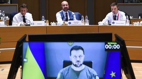 Volodímir Zelenski interviene por videoconferencia en la sesión del Consejo Europeo del jueves en la que se aprobó el estatus de Ucrania como país candidato a ingresar en la UE