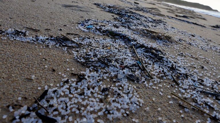 El Tribunal de Instancia de Noia archiva la causa del vertido de pélets de plástico del buque Tocomao