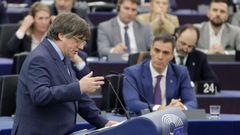 El jefe del Gobierno, Pedro Sánchez, escucha la intervención del expresidente catalán y eurodiputado Carles Puigdemont, en el Parlamento Europeo.