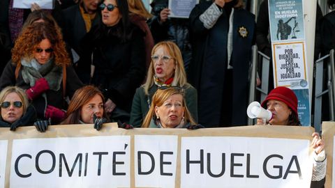 Letrados judiciales concentrados este jueves en los juzgados de la Plaza de Castilla, en Madrid.