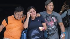 Familiares de las vctimas del asalto en el complejo hotelero de Manila