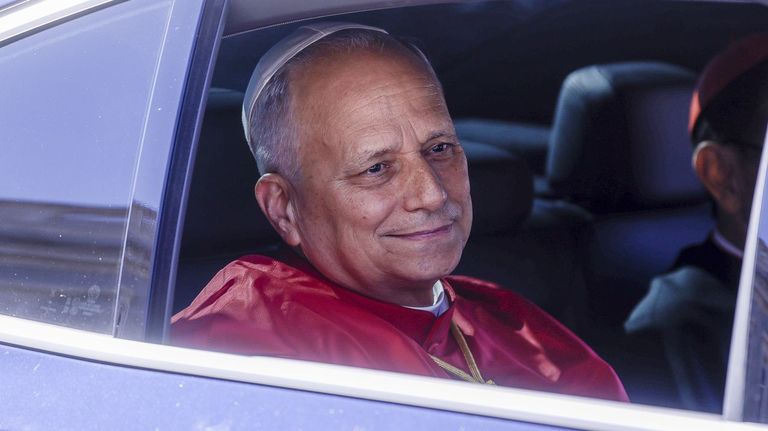 El papa, alza la mirada
