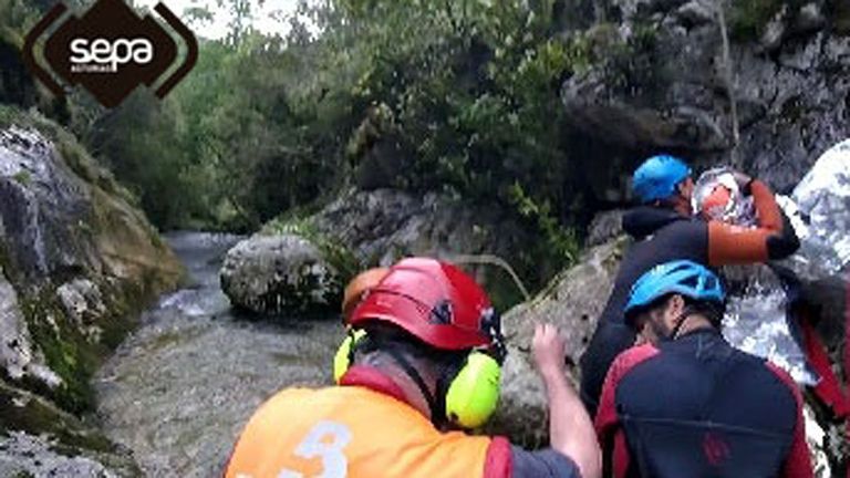 Rescatada una monitora herida en el cañón Rubó en Peñamellera Baja