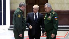 El presidente Putin, flanqueado por el general Valeri Guersimov y el ministro de Defensa, Sergui Shoig