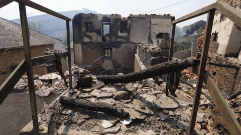 Casas quemadas en A Veiga de Cascallá, en Rubiá