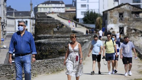 Gente con mascarilla en Lugo el da en que Galicia obliga a usar mascarillas en espacios abiertos y cerrados