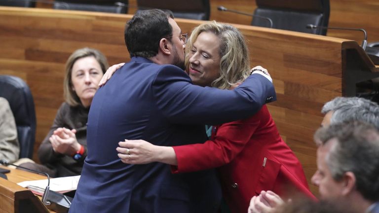La consejera de Transición Ecológica, Industria y Comercio, Belarmina Díaz, es abrazada por el presidente del Principado, Adrián Barbón, tras anunciar este martes su "dimisión irrevocable"