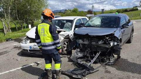 Los dos veh�culos accidentados en Grandas de Salime