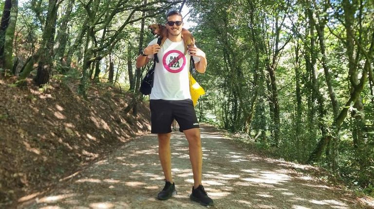 El periodista y presentador Diego Losada se sumó a la campaña «El Camino del Reciclaje» junto a su perra Rita para concienciar a los peregrinos sobre la necesidad de respetar el medio ambiente y no dejar desperdicios a su paso. Desde Ecoembes aplaudieron su colaboración en un año en el que se están batiendo récords en el Camino y es fundamental que este mensaje cale.