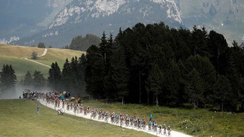 El pelotn participa en la 10 etapa de la 105 edicin del Tour de Francia, que se disputa entre Annecy y Le Grand-Bornand