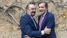 El presidente de Aragn, Javier Lambn (izquierda), saludando hoy en Zaragoza al expresidente de Asturias Javier Fernndez.