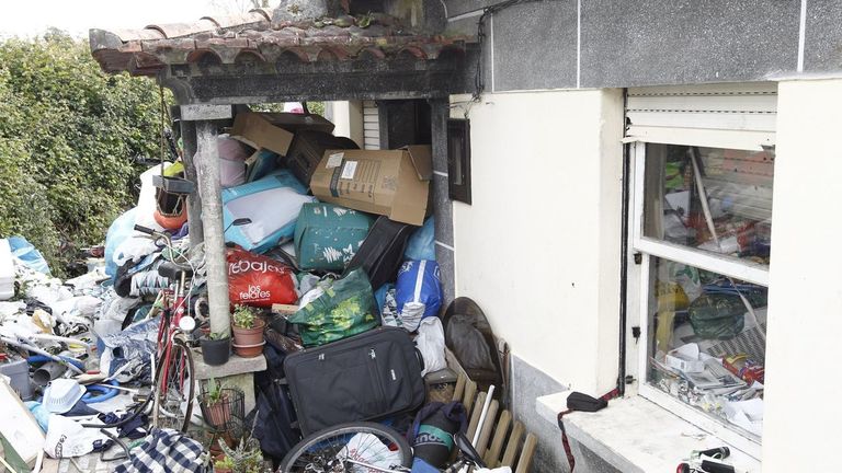 Casa de un hombre con Síndrome de Diógenes en Alcabre, Vigo. Falleció sepultado por la basura que acumulaba en su vivienda