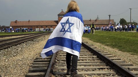 Una mujer participa en la tradicional Marcha de los vivos en Auschwitz para recordar a las vctimas del Holocausto