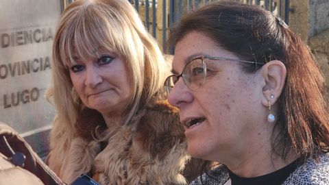 Familiares de las víctimas ante de entrar en la Audiencia de Lugo