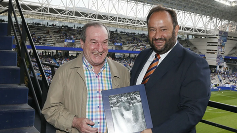 Javier El�segui, junto al presidente Jorge Men�ndez Vallina. Imagen de archivo.