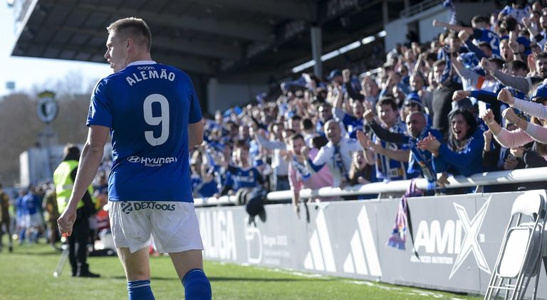 Alemao es ovacionado por la afición del Real Oviedo desplazada a Burgos