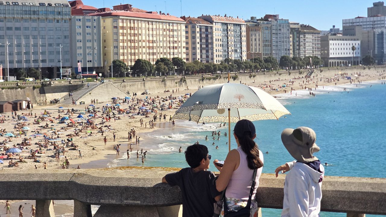 La playa del Orz�n, llena de ba�istas este mes