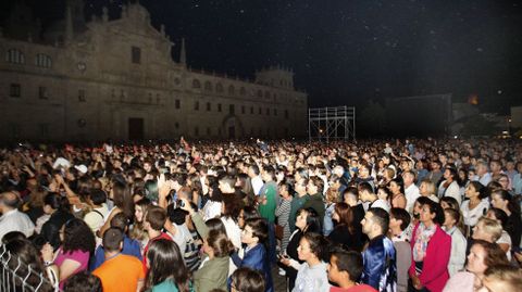 Una multitud presenci el lunes por la noche el concierto de Auryn en la explanada de la Compaa