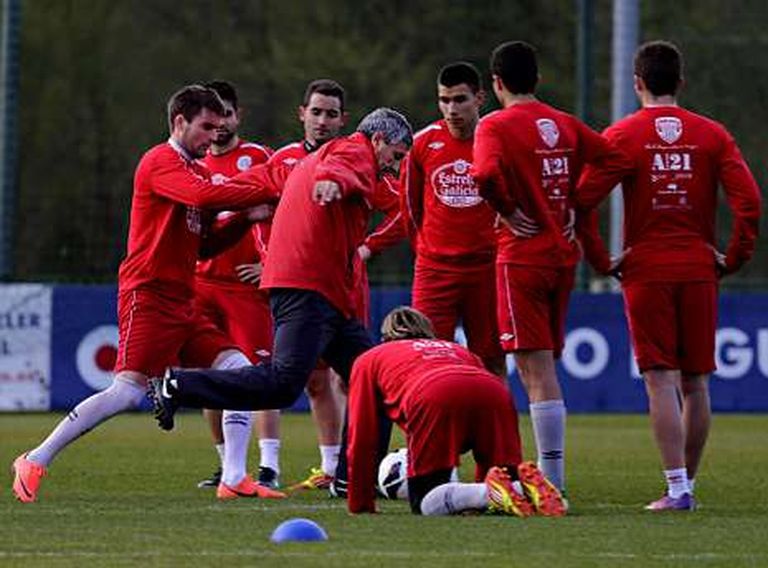 Quique Setién, participando con sus jugadores en el entrenamiento en Abegondo.