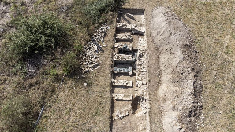 Una imagen aérea tomada con un dron muestra la estructura del antiguo depósito de cereales de Proendos, hecho de varios muros paralelos