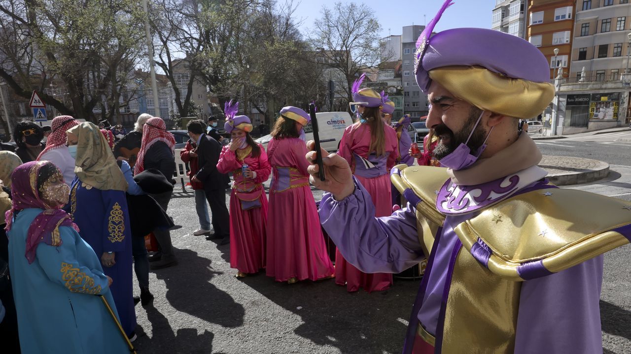 El carnaval regresa a la calle de la Torre con el Andar do Antroido.Colegio San Isidro de Neda