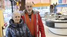 Jos Ramn Seijo y en Ana Permuy compran en el Gadis de Vilar do Colo