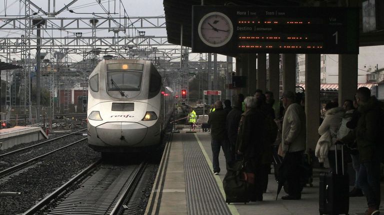 Los desmedidos retrasos del Alvia a Barcelona afianzan el viaje desde Galicia a Cataluña vía Madrid