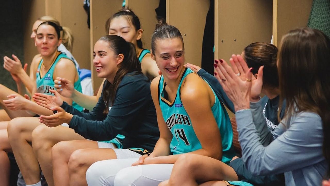 uxia.Raquel Carrera, aplaudida por sus compa�eras tras el partido contra las Sun.