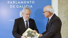 El fiscal superior de Galicia, Fernando Suanzes, entregó este martes la memoria de la Fiscalía al presidente del Parlamento gallego, Miguel Santalices.
